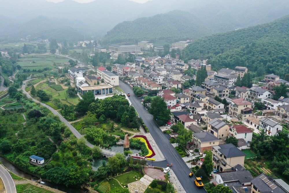空中俯瞰浙江省安吉縣天荒坪鎮(zhèn)余村(2020年7月28日攝,無人機(jī)照片),。
