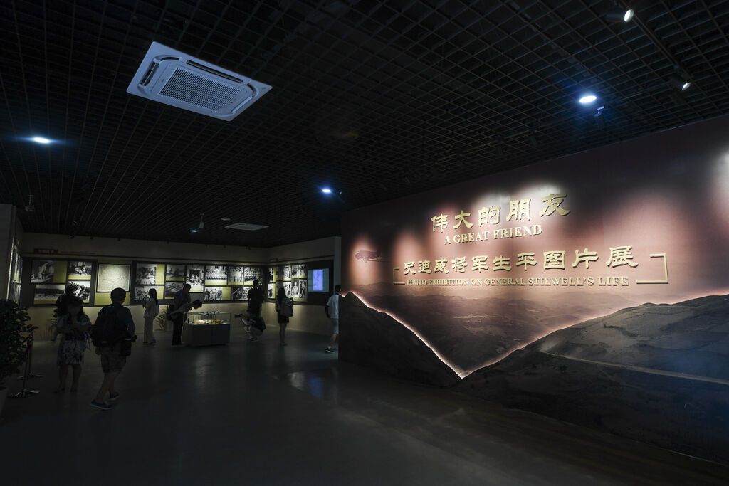 2023年8月8日,观众在史迪威将军生平图片展上参观。