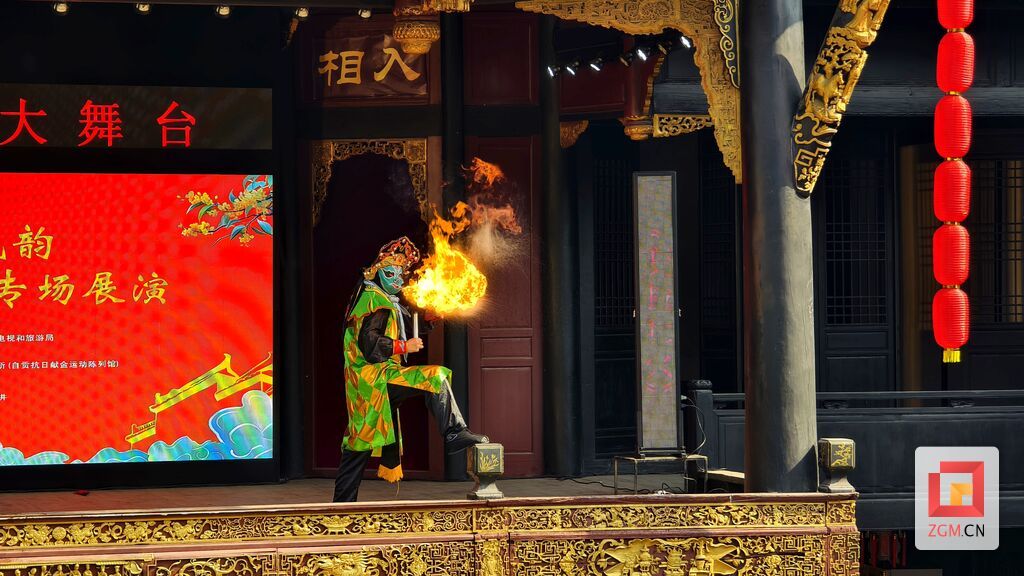 春节期间贡井南华宫川剧吐火节目 记者 罗祥瑞 摄.jpg