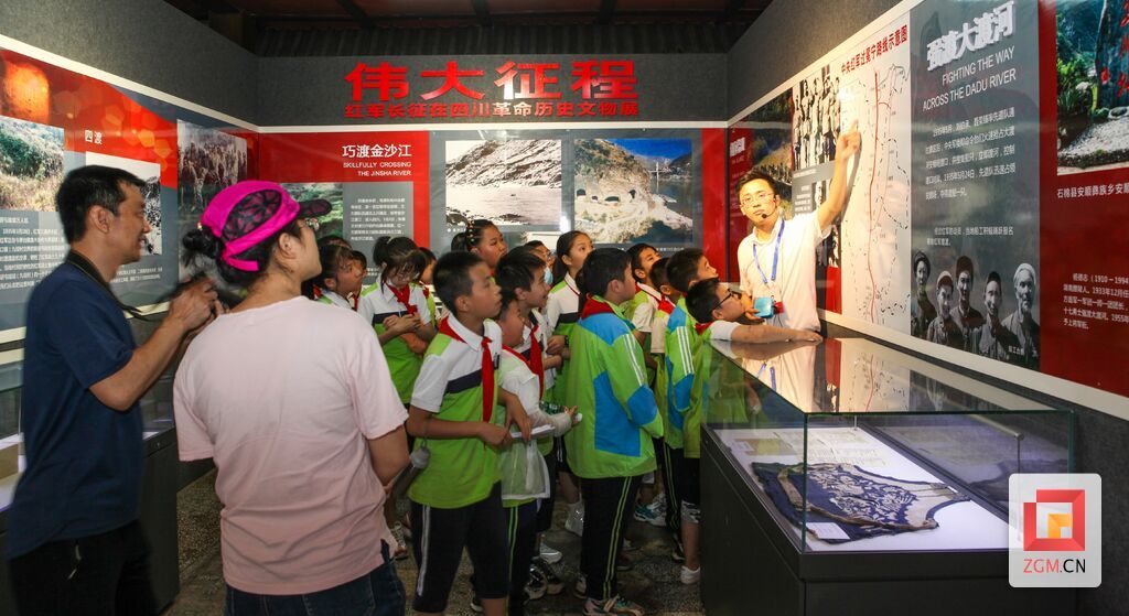 同學(xué)們參觀鹽業(yè)歷史博物館展覽.jpg