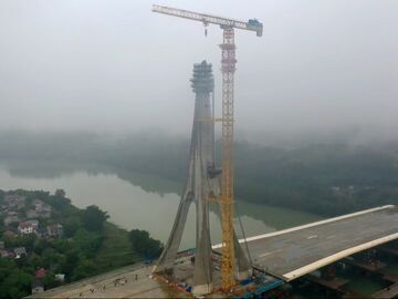 攻克多重技术难题 成都东西城市轴线沱江大桥主梁合龙