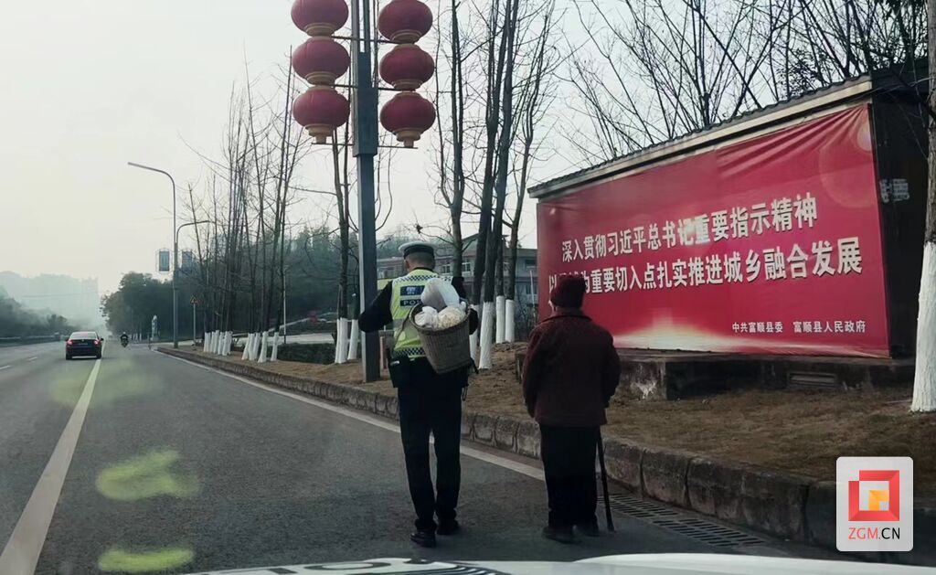 背上背簍攙扶老人.jpg