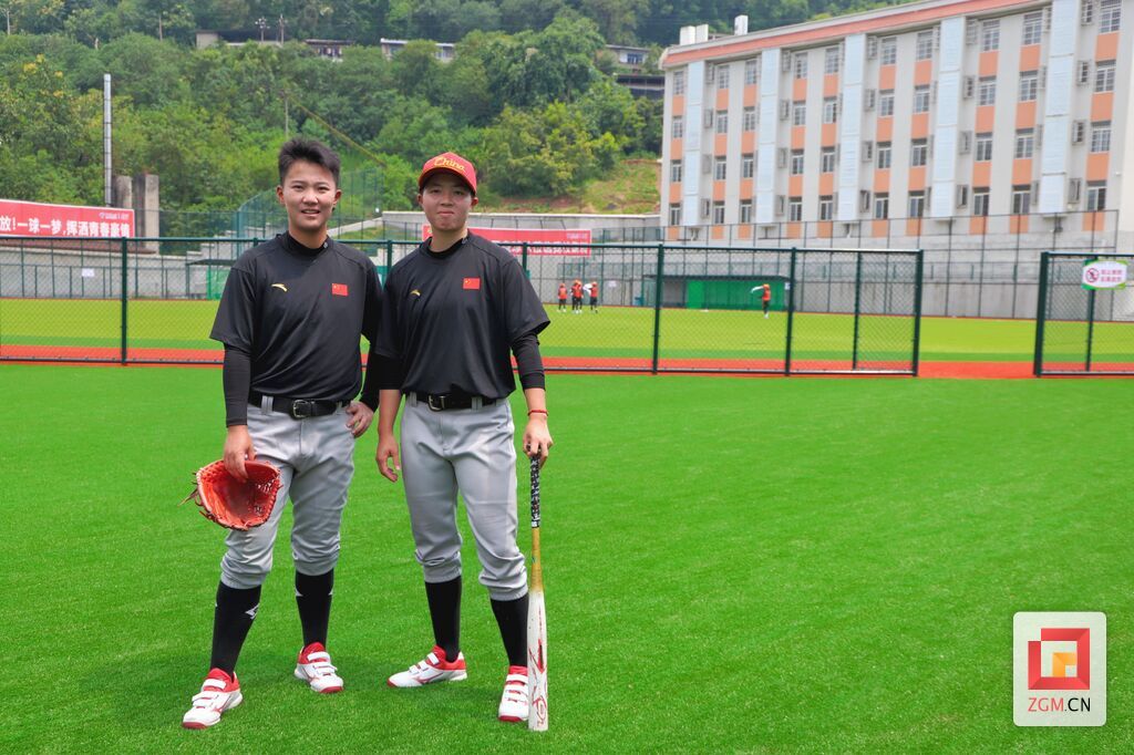 自貢籍運動員顏思語(左一)和桂媛媛.jpg