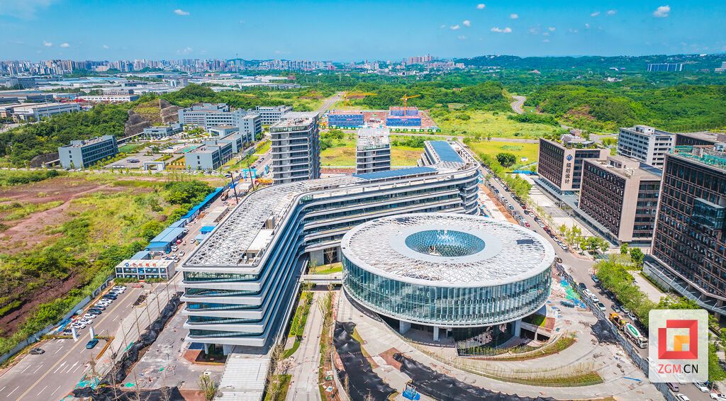 晨光灑向流線型建筑輪廓，玻璃幕墻折射出金色光芒 記者 宋姿熠 攝.jpg