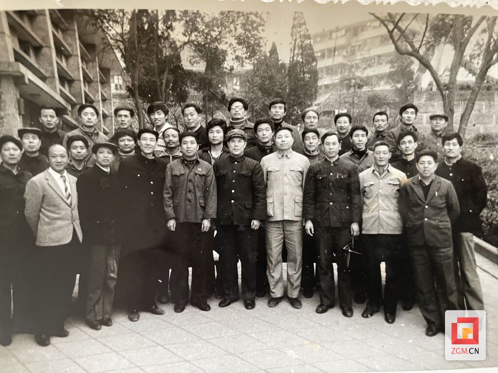 1985年自贡市足球协会成立纪念合影（资料图片）.jpg