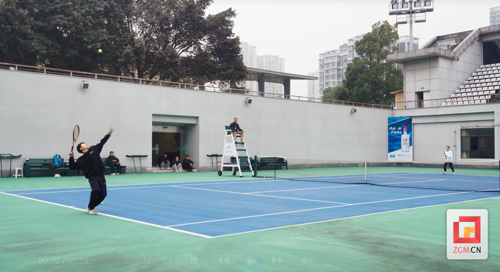 挥动球拍 记者 周晓峰 摄.jpg.png