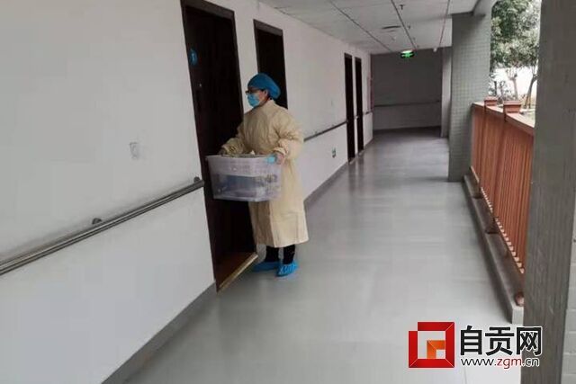 楊蘭英同志在大安區(qū)集中隔離觀察點(diǎn)為群眾點(diǎn)對(duì)點(diǎn)送餐.jpg
