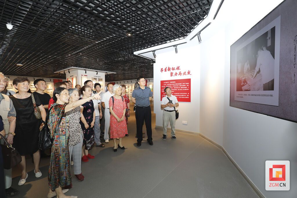 圖為報(bào)社老領(lǐng)導(dǎo)、老同志參觀陳列室 李小華攝