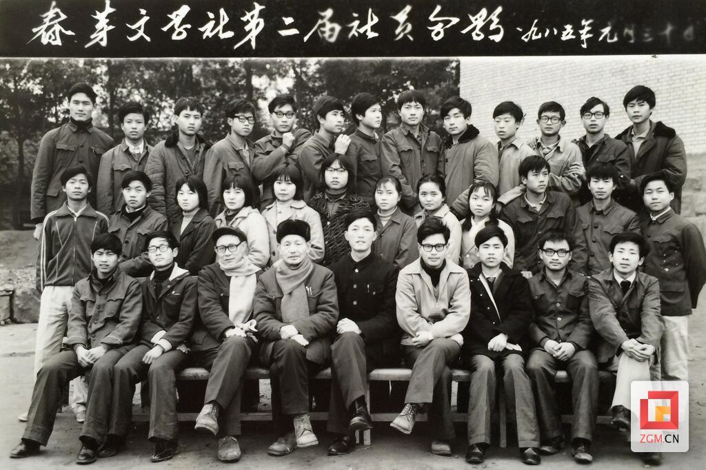 春芽文学社第二届社员合影(受访者供图).jpg
