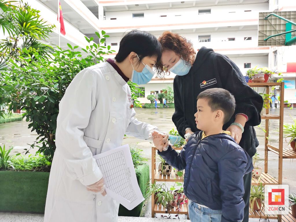 图：日常工作中的郑茂莉（左）