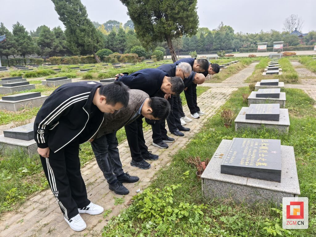 众人向王作顺、王作柱烈士的墓碑鞠躬致敬.jpg