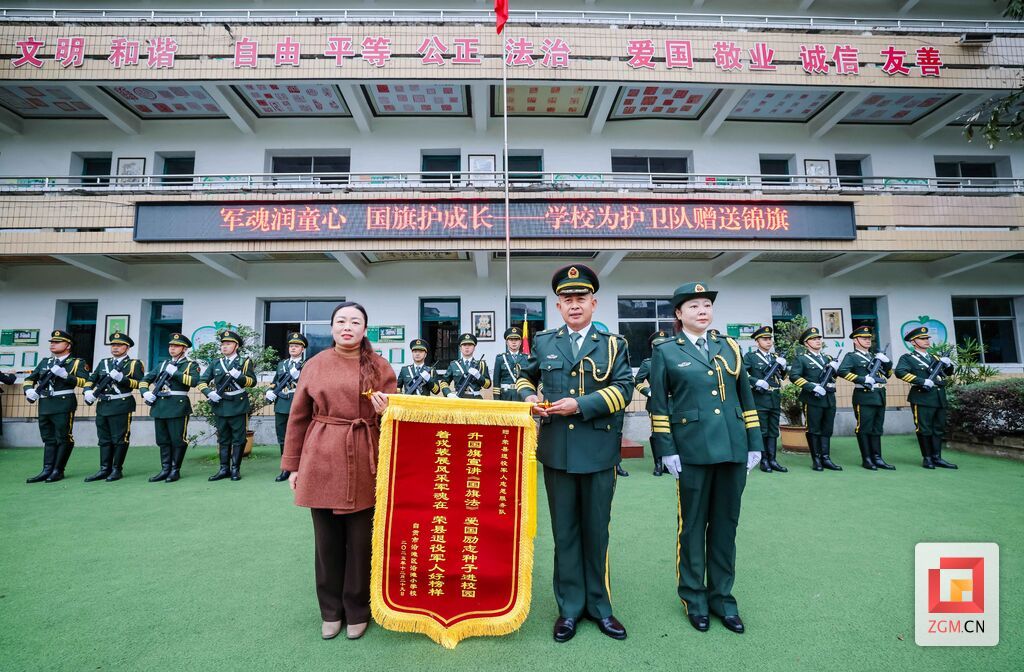 学校赠送锦旗 记者 宋姿熠 摄.jpg