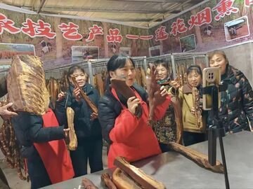 贡井区莲花镇：烟火淬非遗 村支书传手艺助农增收