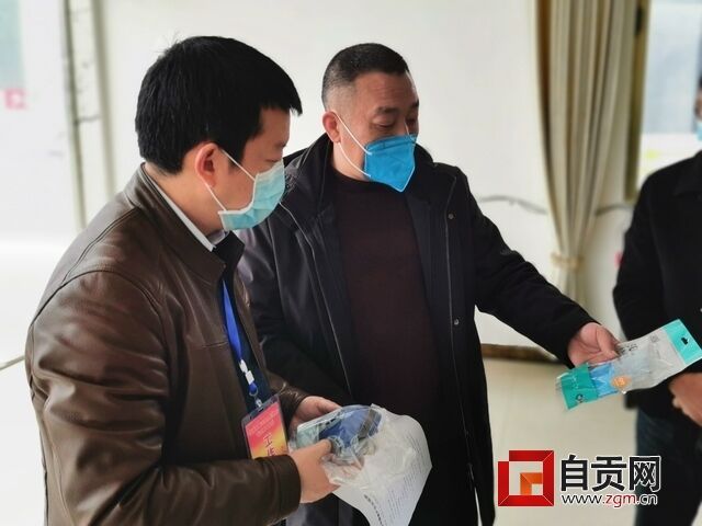 工作组检查企业防疫物资储备情况.jpg