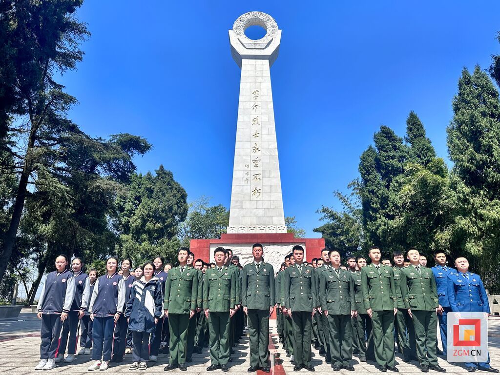 自贡市退役军人事务局与自贡市解放路初级中学校在自贡市烈士陵园共同开展“清明祭英烈·纪念碑下的思政课”主题活动.jpg