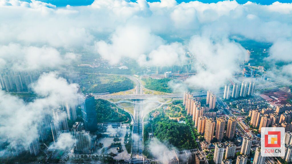 云隙间忽现南湖立交全景 记者宋姿熠 摄 (2).jpg