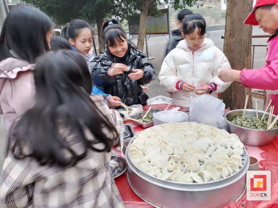 与儿童一起包饺子.jpg