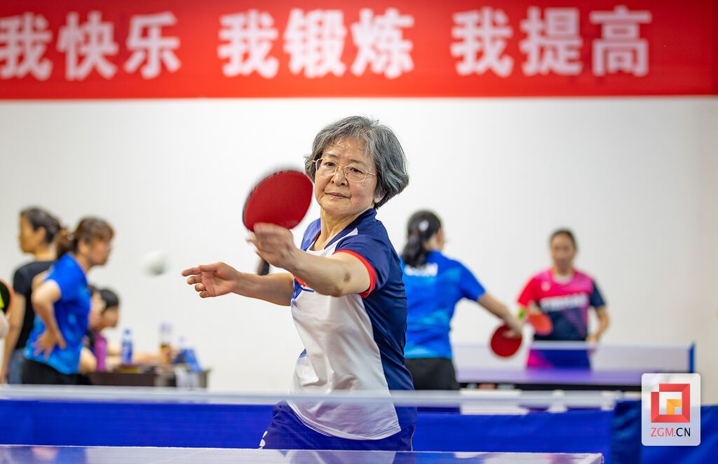 接球 記者 葉衛(wèi)東 攝.jpg