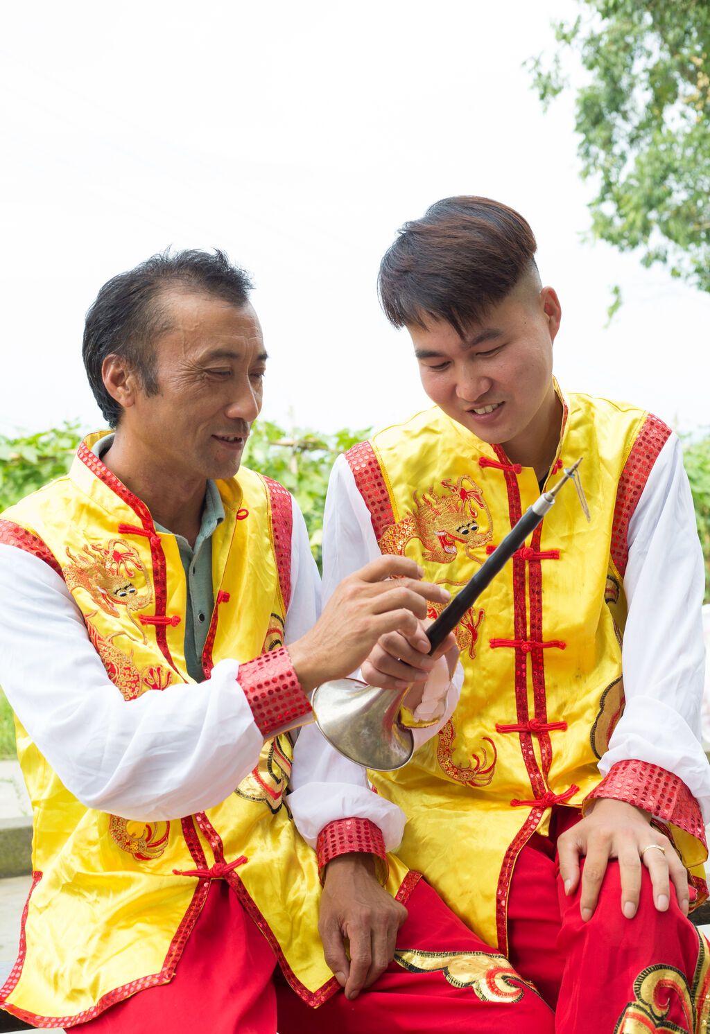 童寺嗩吶第四代傳人賴忠成與傳承子弟交流技藝.jpg