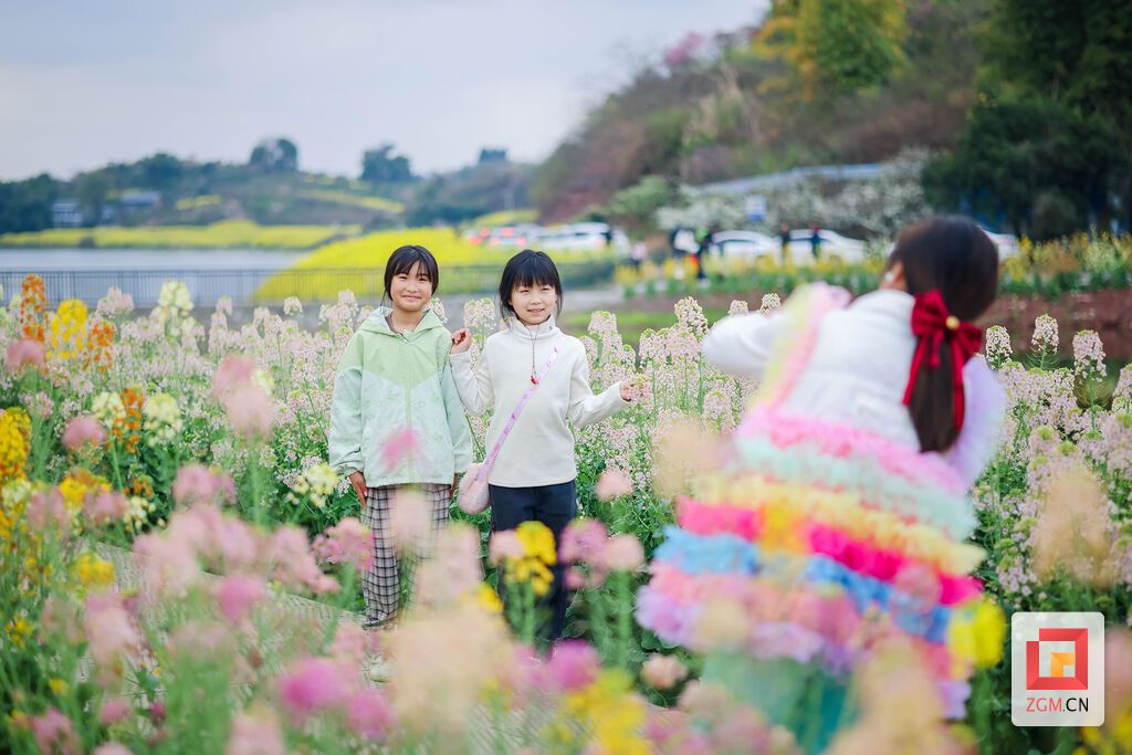 亲子花间留影 乐享春日美景 记者 宋姿熠 摄.jpg