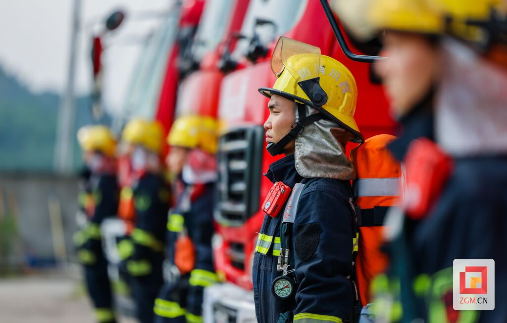 整齐列队接受检阅