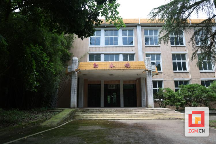 黄岭校区第一教学楼 记者 周馨钰 摄.png