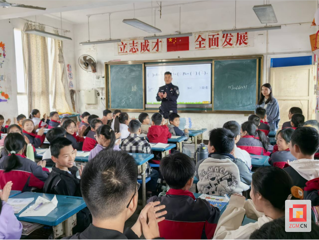 民警当众表扬.png