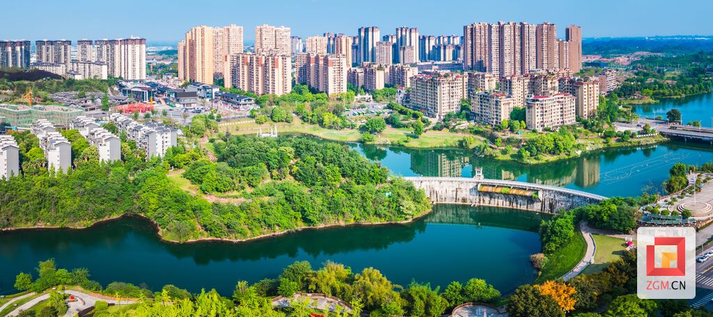 城拥碧水 景入画屏 记者 宋姿熠 摄.jpg
