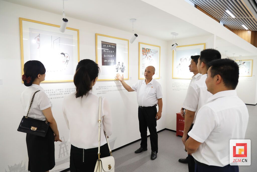 “全面從嚴(yán)治黨永遠(yuǎn)在路上”主題漫畫(huà)展在天府家風(fēng)館臨展.jpg