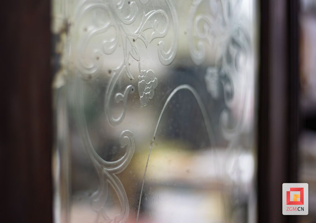 古家具上的雕花玻璃.jpg
