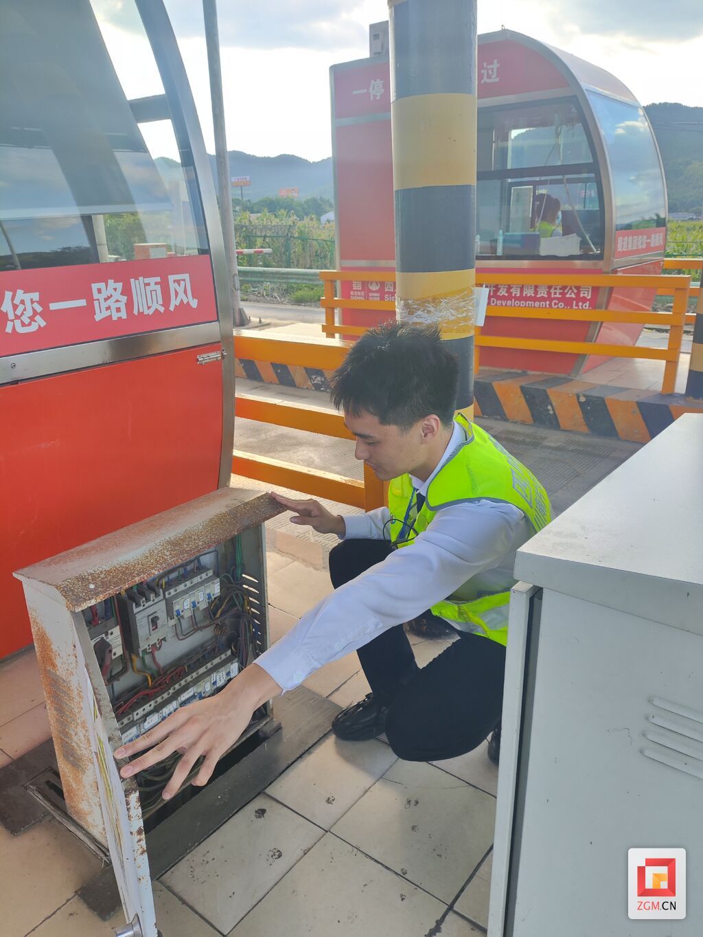 5.检查配电箱.jpg