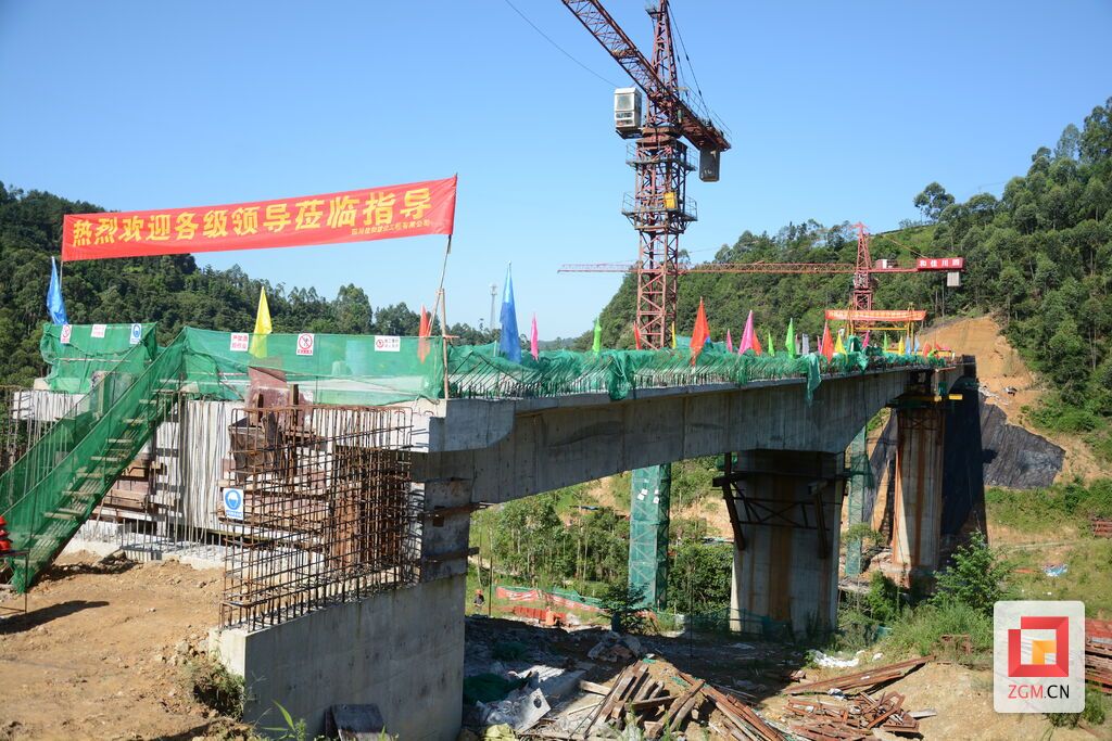 即將合攏的雙龍橋水庫建設(shè)工程附屬交通橋
