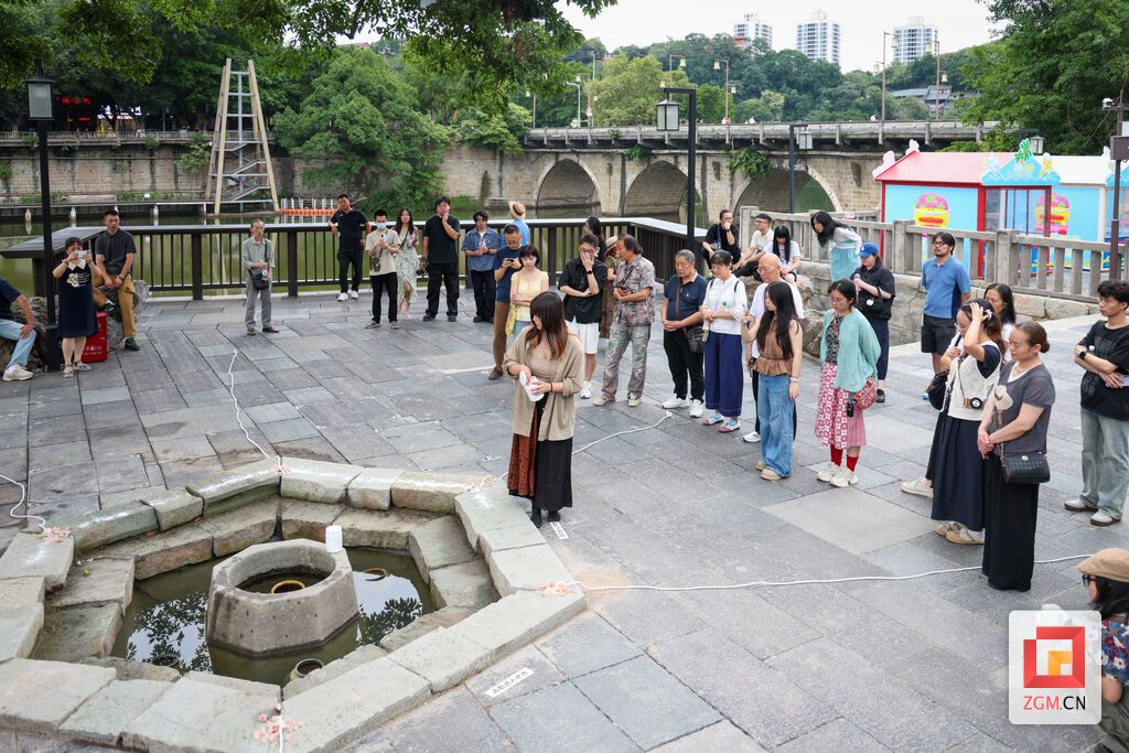 现场行为艺术《开采》,庄茜(左二)在为女儿拍摄照片.jpg