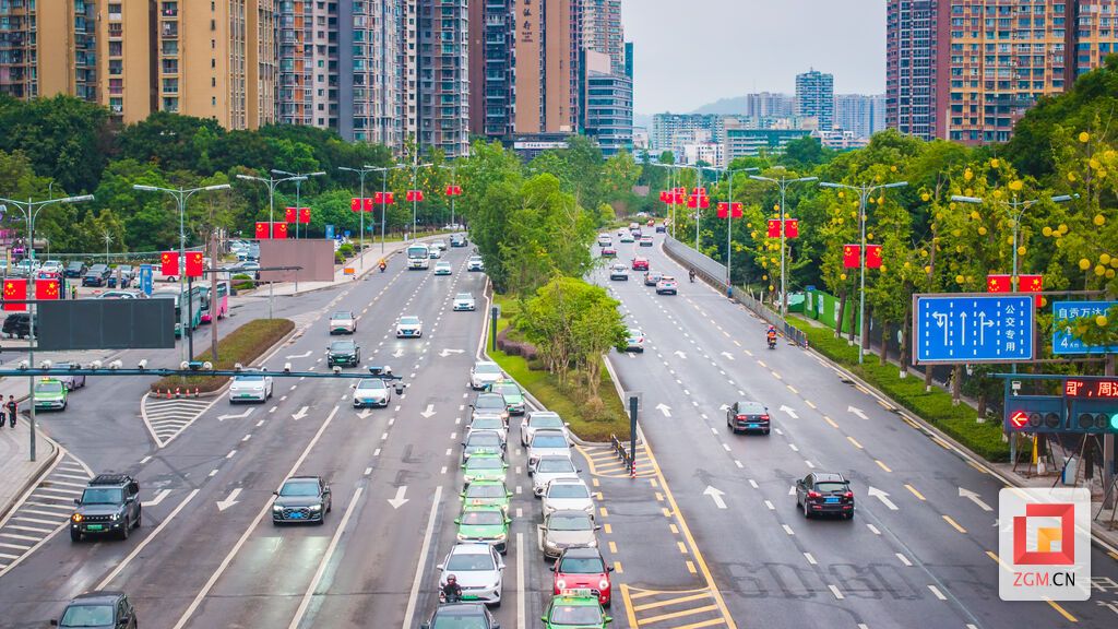 城市道路红旗飘扬 记者 宋姿熠 摄.jpg