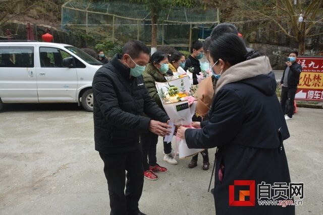 圖為慰問首批解除隔離醫(yī)學(xué)觀察人員.JPG