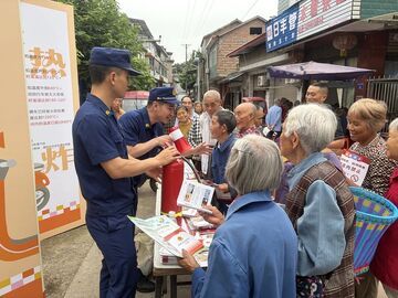 自流井区：沉浸式培训让村民“零距离”掌握电动车灭火技能