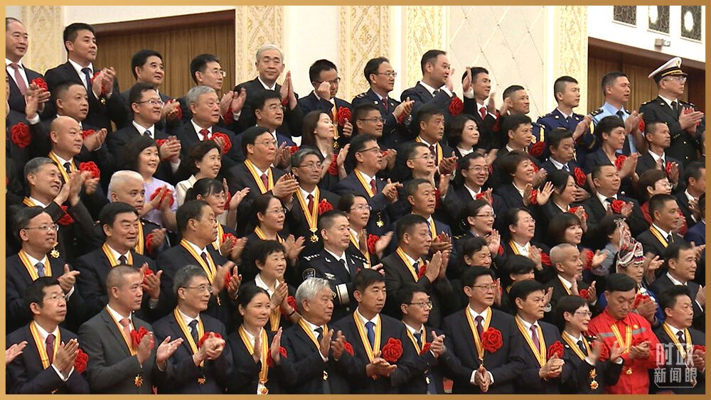 △当天参加会见的全国“两优一先”表彰对象。（总台央视记者石伟明拍摄）