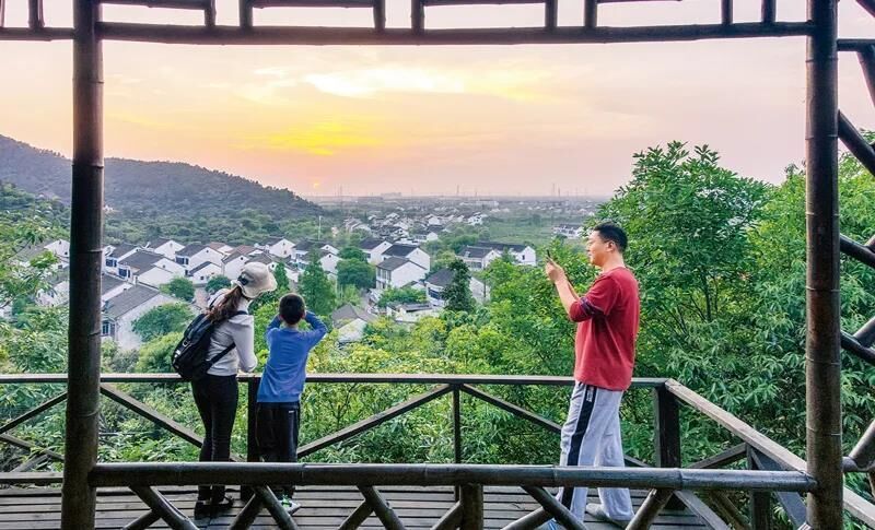 苏州高新区通安镇树山村，近年来大力打造乡村旅游特色品牌，形成以“树山三宝、生态旅游”特色产业、“三山四坞、梦溪花谷”特色生态、“大石文化、民俗文化”特色文化为核心，集旅游观光、休闲度假为一体的乡村旅游区。　新华日报社视觉江苏网供图 李苏群/摄