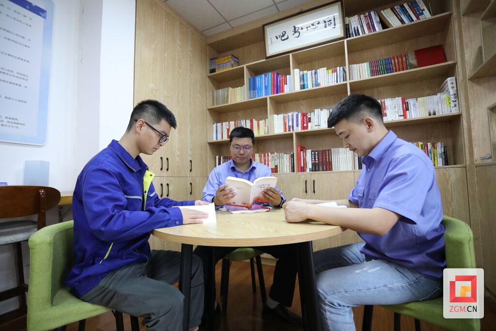 周杰在與同事學習黨史教育.JPG