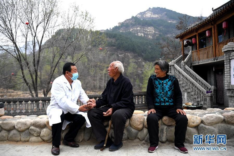 在河北省阜平县骆驼湾村，村医霍建国为村民把脉（2020年4月15日摄）。 新华社记者 王晓 摄