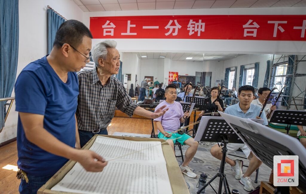 王荣(左一)与廖忠荣.jpg