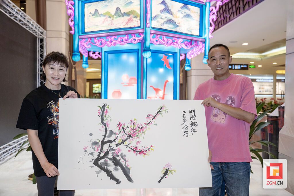 程晖(左)周义霖(右)展示收到的画作.jpg