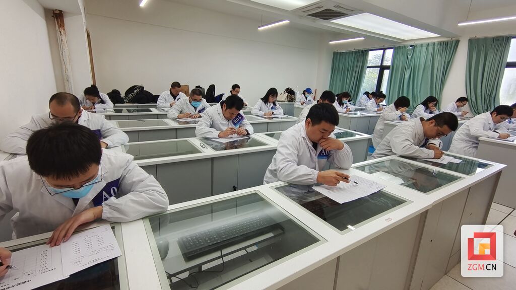 图为选手在进行中药审方.jpg