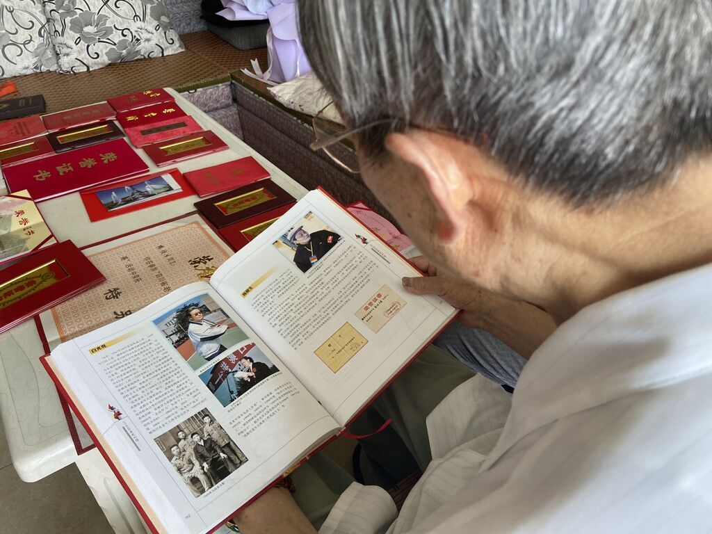楊俊生翻閱資料