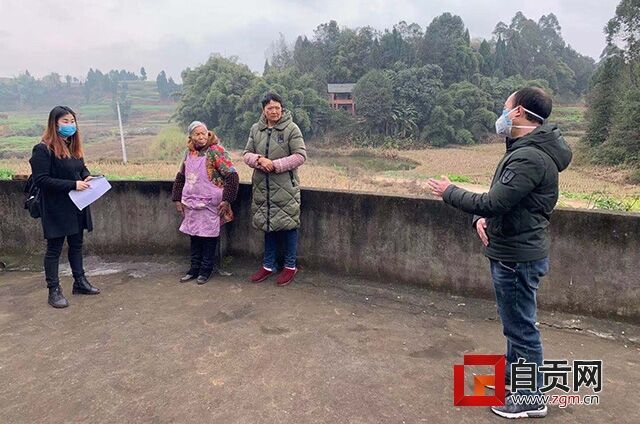 党支部书记王沛杰在五宝镇七凤村开展防疫宣传.JPG