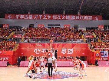 顶峰相见 一剑封喉 四川女篮净胜34分拿下总决赛首胜