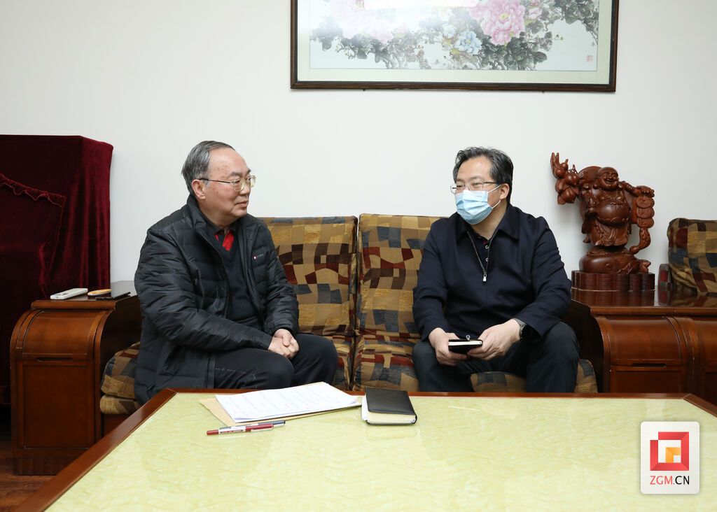 范波（圖右）征求市政協(xié)正廳級退休干部梁國定對黨代會報告意見建議