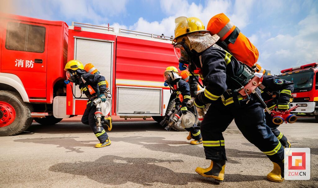 消防员在贡井区消防救援大队开展模拟火场浓烟救援演练