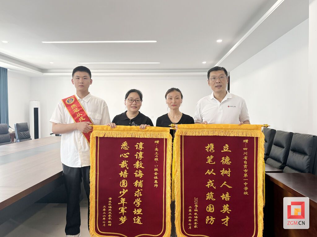朱皓然家人与学校老师合影 记者 陈凡逸 摄.jpg