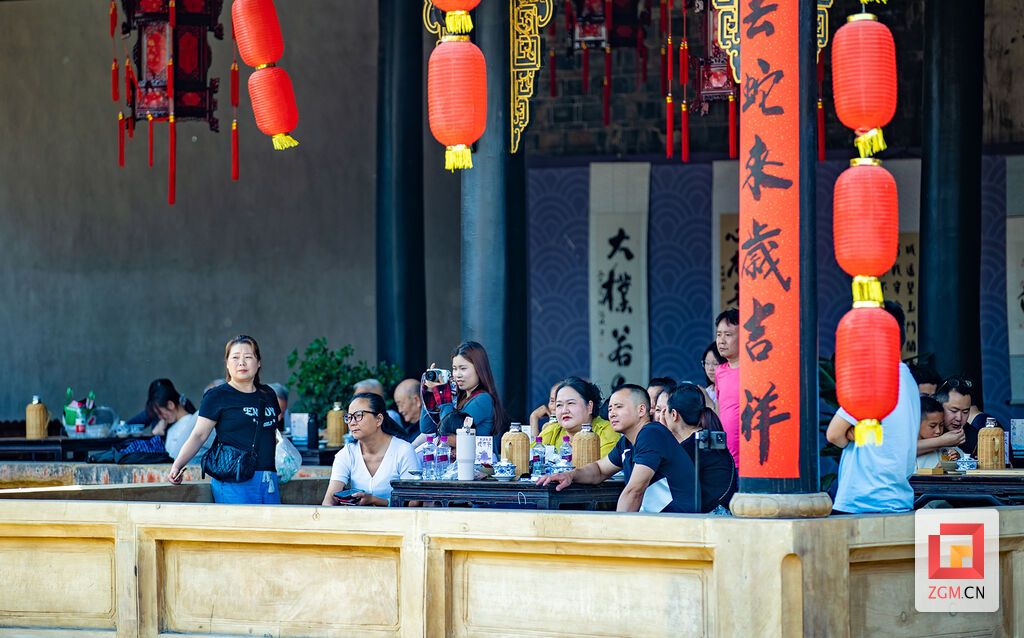 市民在贡井南华宫拍照留影 记者 叶卫东 摄 .jpg